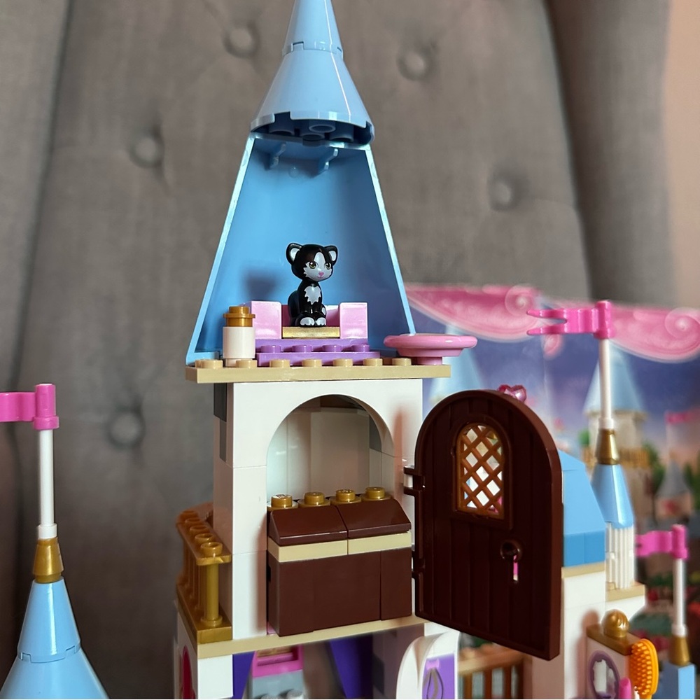 LEGO Disney Princess Cinderella Enchanted Castle Set - Blue and Pink - 41055 - Picture 10 of 14